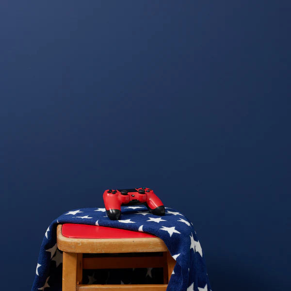 Farkunsininen Frenchic maali Hornblower. Tyylikäs, tumma ja aito farkunsininen maalisävy. Täydellinen metallisävyjen kanssa.