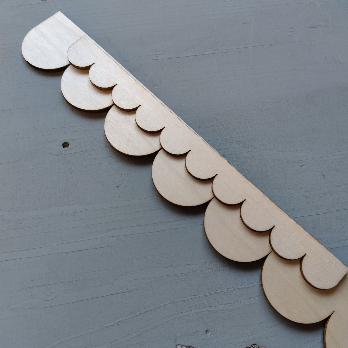 Puinen koristelista piparkakkureunukset.