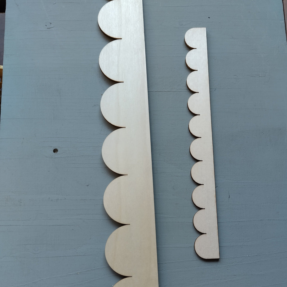 Puinen koristelista piparkakkureunus kalusteeseen.