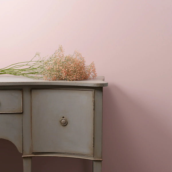 Vaaleanpunainen Rosy Dusk frenchic maali oville ja listoille.