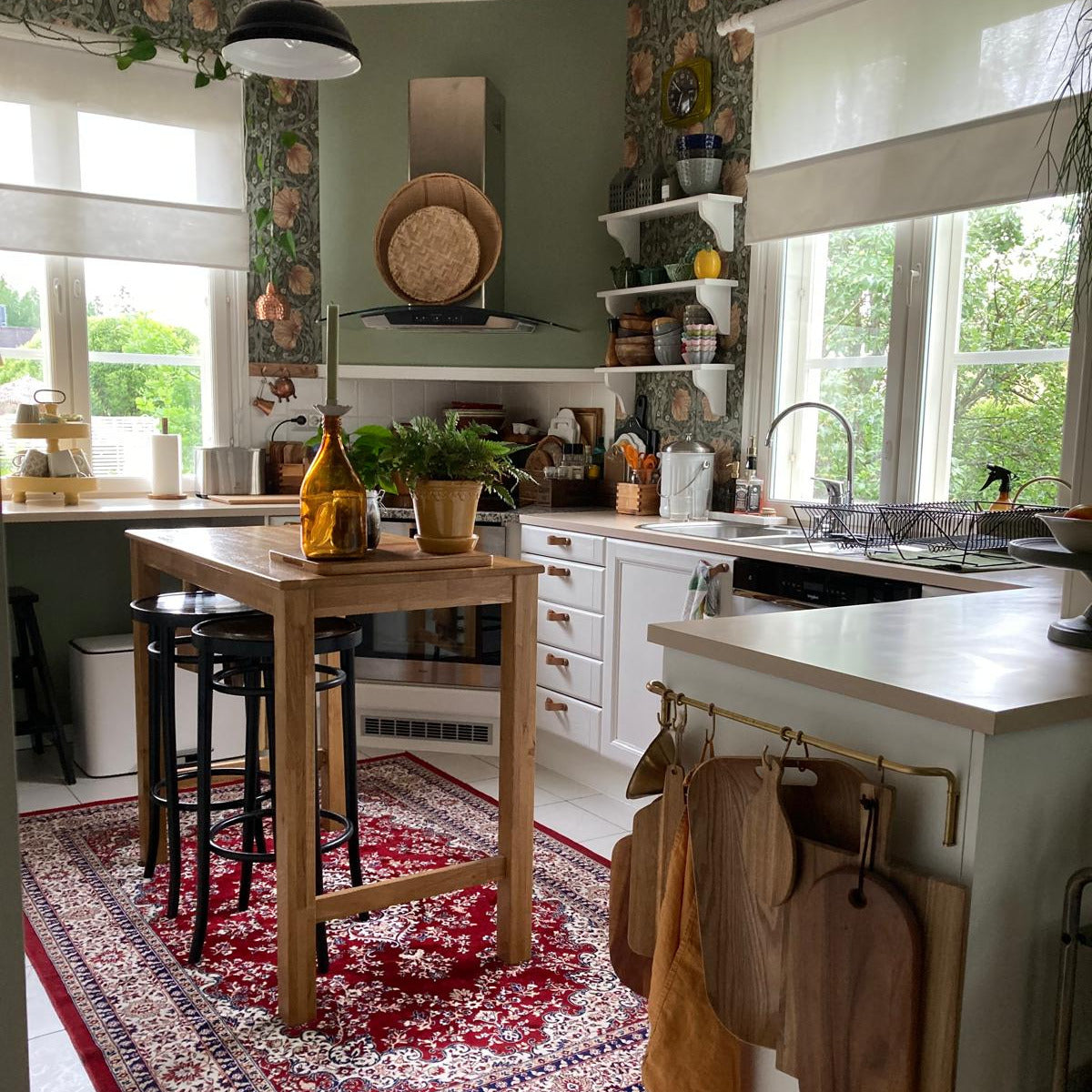 Vihreä keittiön seinä, maalattu Frenchic maalilla.