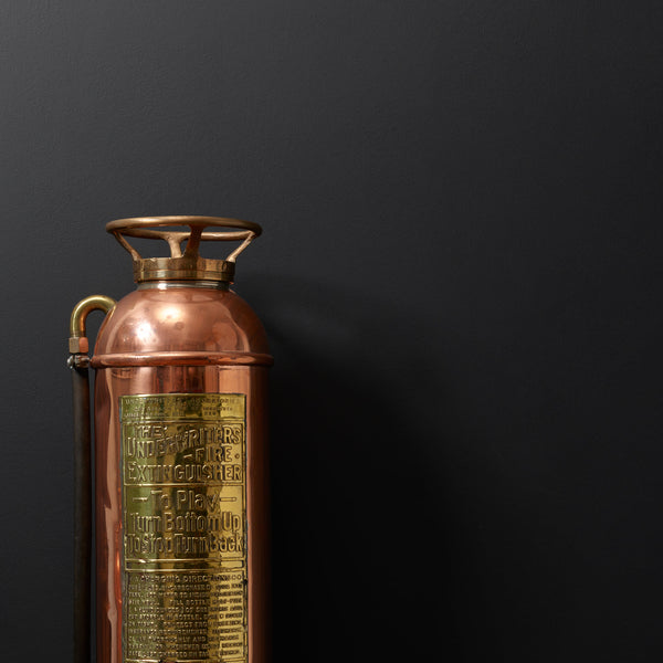 Rohkea, tyylikäs, ajaton ja täydellinen mattamusta kalustemaali Frenchic-tyyliin – se on Blackjack! Blackjack on Frenchicin myydyin musta maalisävy ja yksi eniten positiivista palautetta saaneista sävyistämme. Se on valintasi silloin, kun etsit aidosti syvää, tasapainoista ja eleganttia mattamustaa
Blackjackin vahvuus on sen hallittavuus ja varmuus. Sävy levittyy tasaisesti ja toistuu kauniisti eri valaistuksissa, minkä vuoksi se toimii yhtä hyvin tehosteseinässä, huonekalussa kuin yksityiskohdissa, kuten.