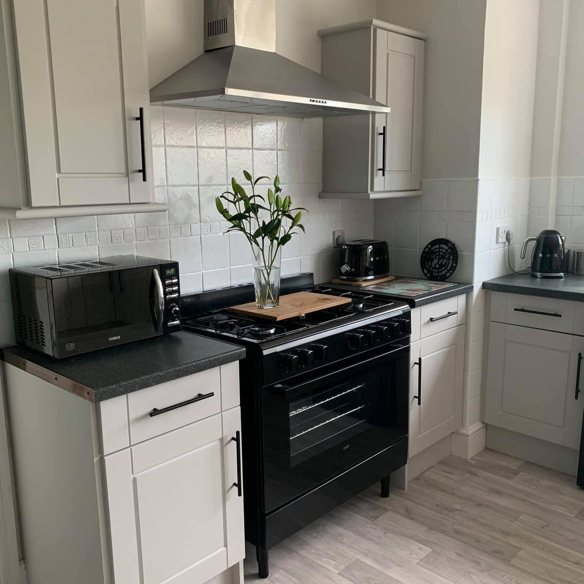 Whistle on helmenharmaa kalustemaali Frenchic sarjasta.