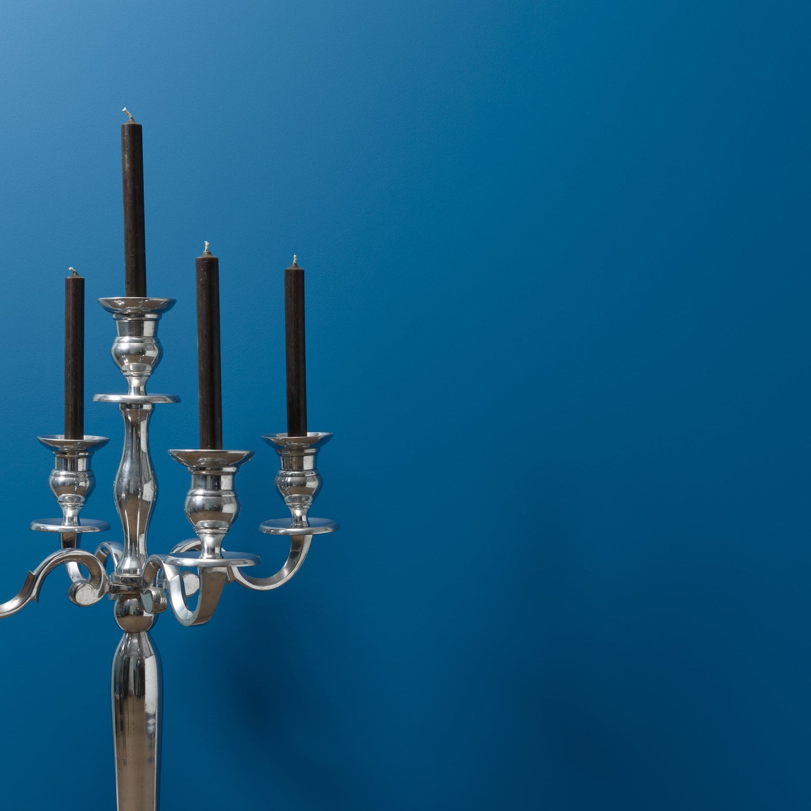 Sininen seinä ja ovimaali Nutcraker Frenchic sarjasta.