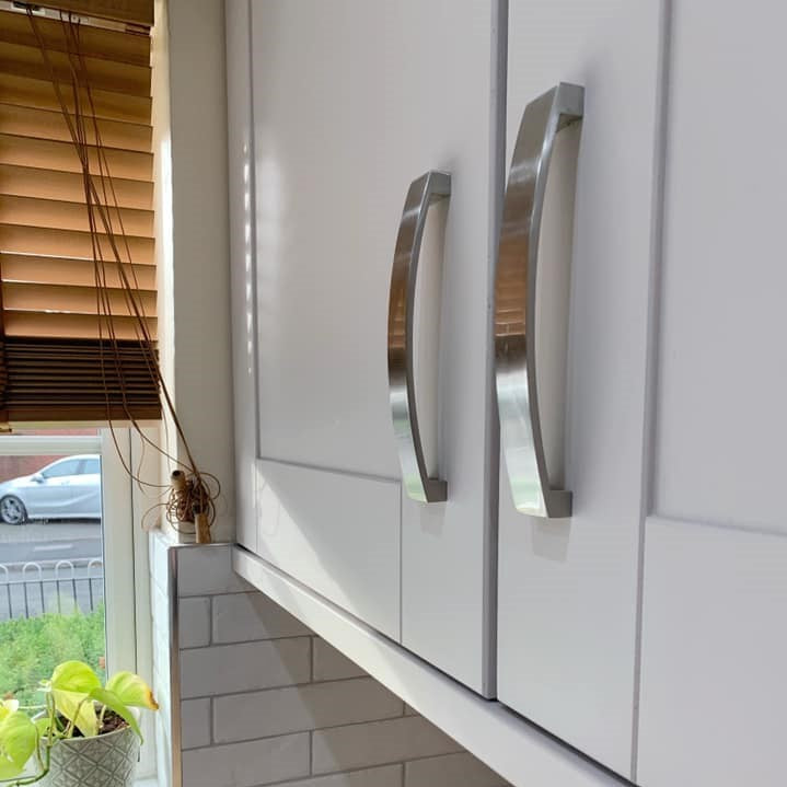 Harmaaksi maalatut keittiönkaapin ovet Frenchic Paint. 