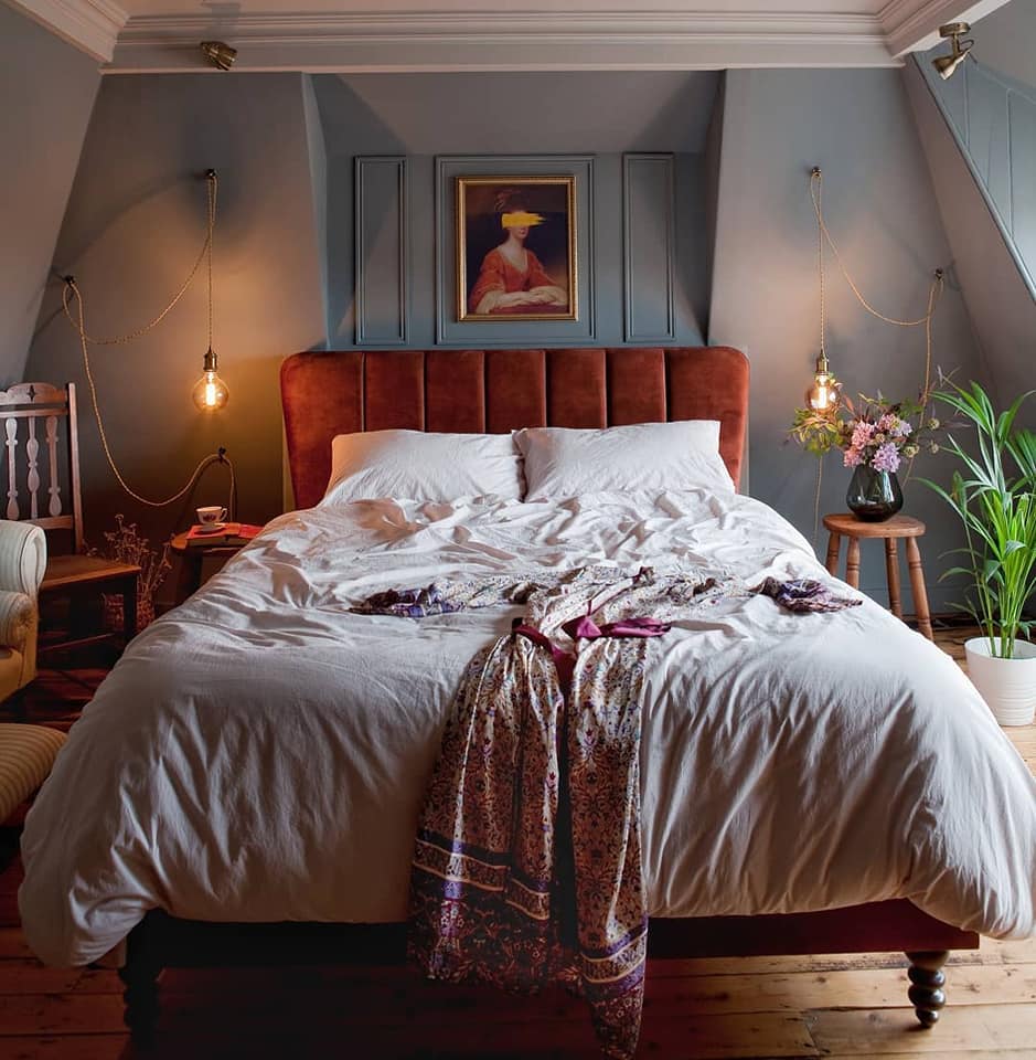 Siniharmaa Gentlemen_s_Club_seinamaali makuuhuoneessa. 