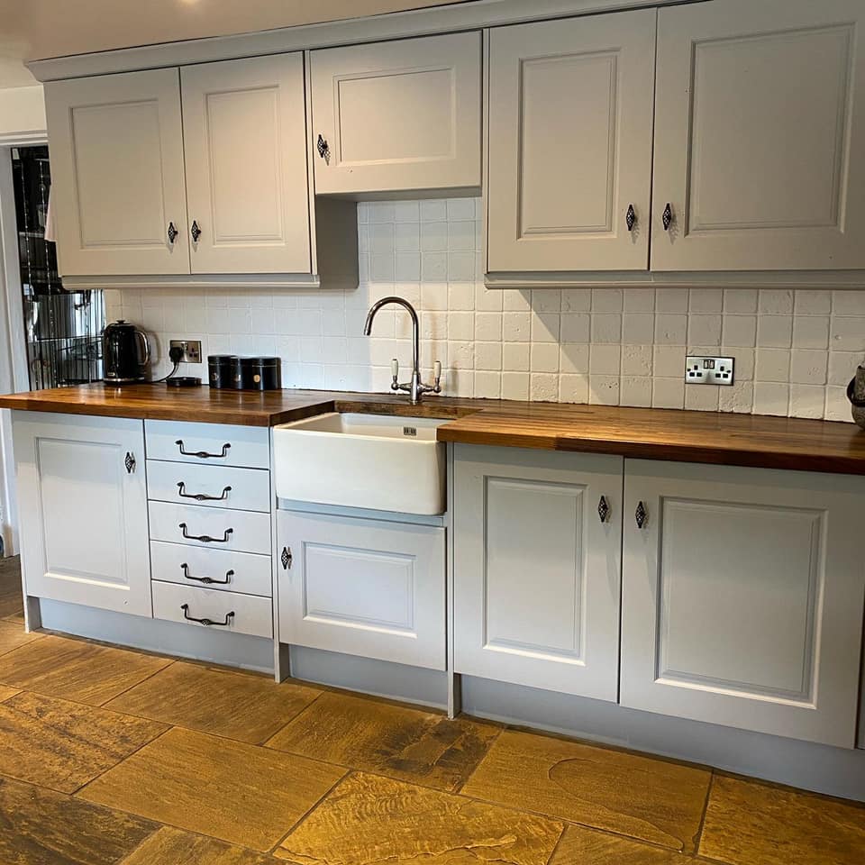 helmenharmaaksi maalattu keittiö frenchic maaleilla. 