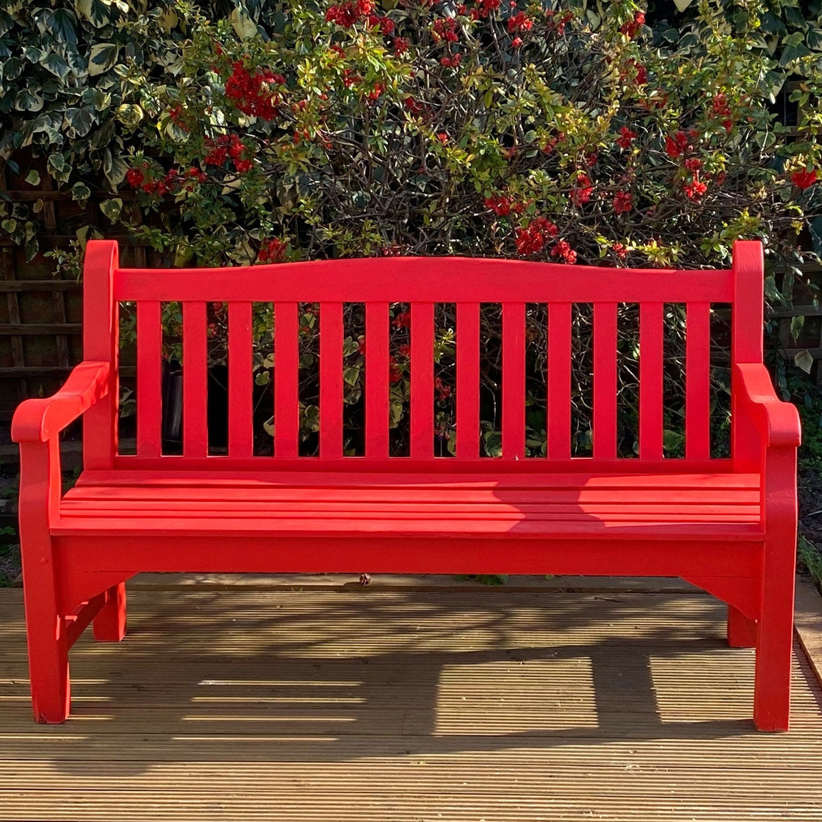 Hot_Lips_punainen_puutarhapenkki