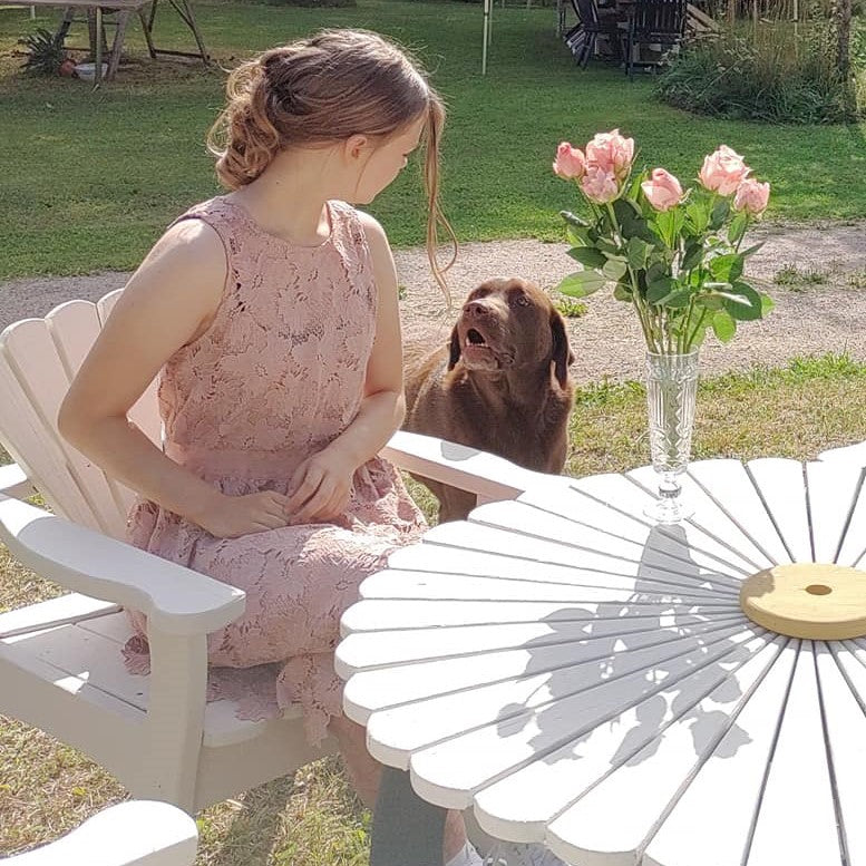 Valkoinen maalattu puutarhapöytä Frenchic Paint. 