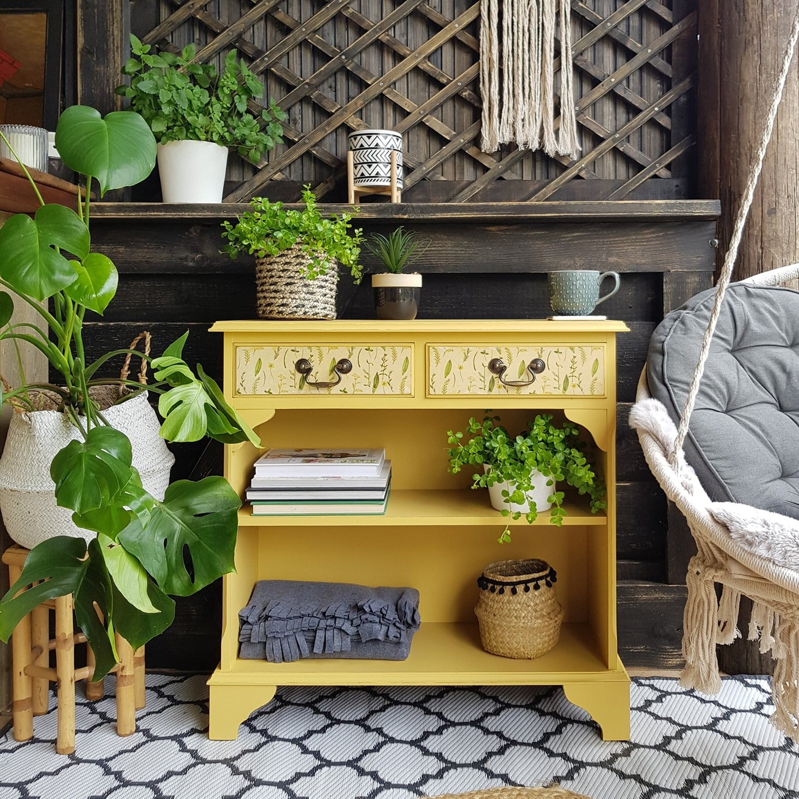 Keltainen kalustemaali vahallinen kalkkimaali Frenchic Paint Finland.