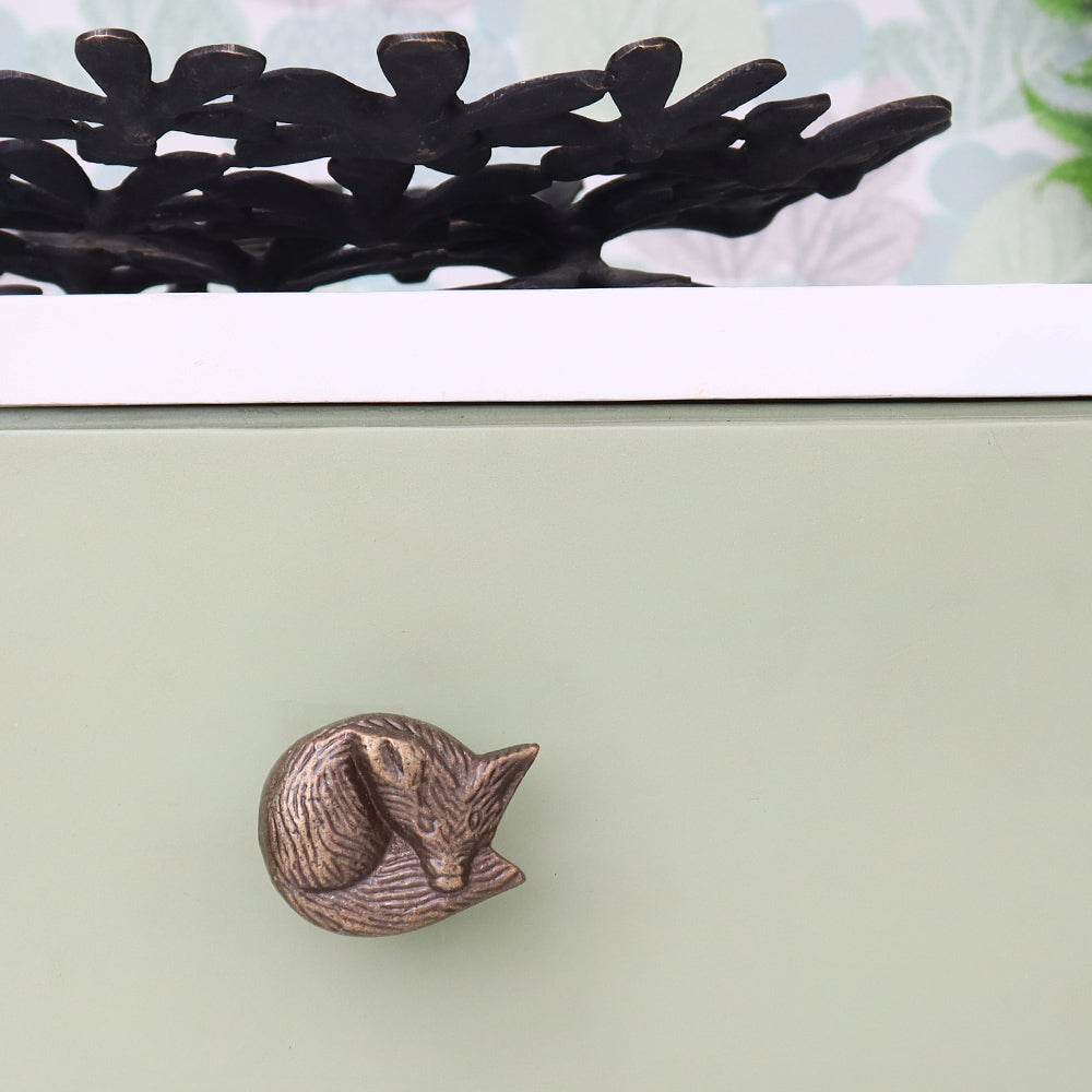 Kettu_antiikkinen_metalli_nuppi_vedin_lipastoon_frenchic_maalikaupasta.