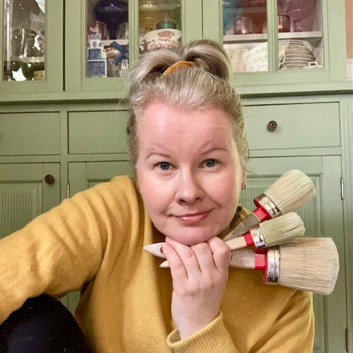 Värin valinta on usein maalausprojektin vaikein vaihe. Siksi kysyimme Frenchic-brändilähettiläiltämme, mitkä sävyt ovat vieneet heidän sydämensä.

Tähän kokoelmaan olemme koonneet Kirsin valitsemia sävyjä, joita luovat tekijämme käyttävät omissa kodeissaan, projekteissaan ja uudistuksissaan. Mukana on rohkeita katseenvangitsijoita, metallinhohtoa ja niitä täydellisiä välisävyjä, jotka muuttavat tavallisen kalusteen kodin suosikiksi.