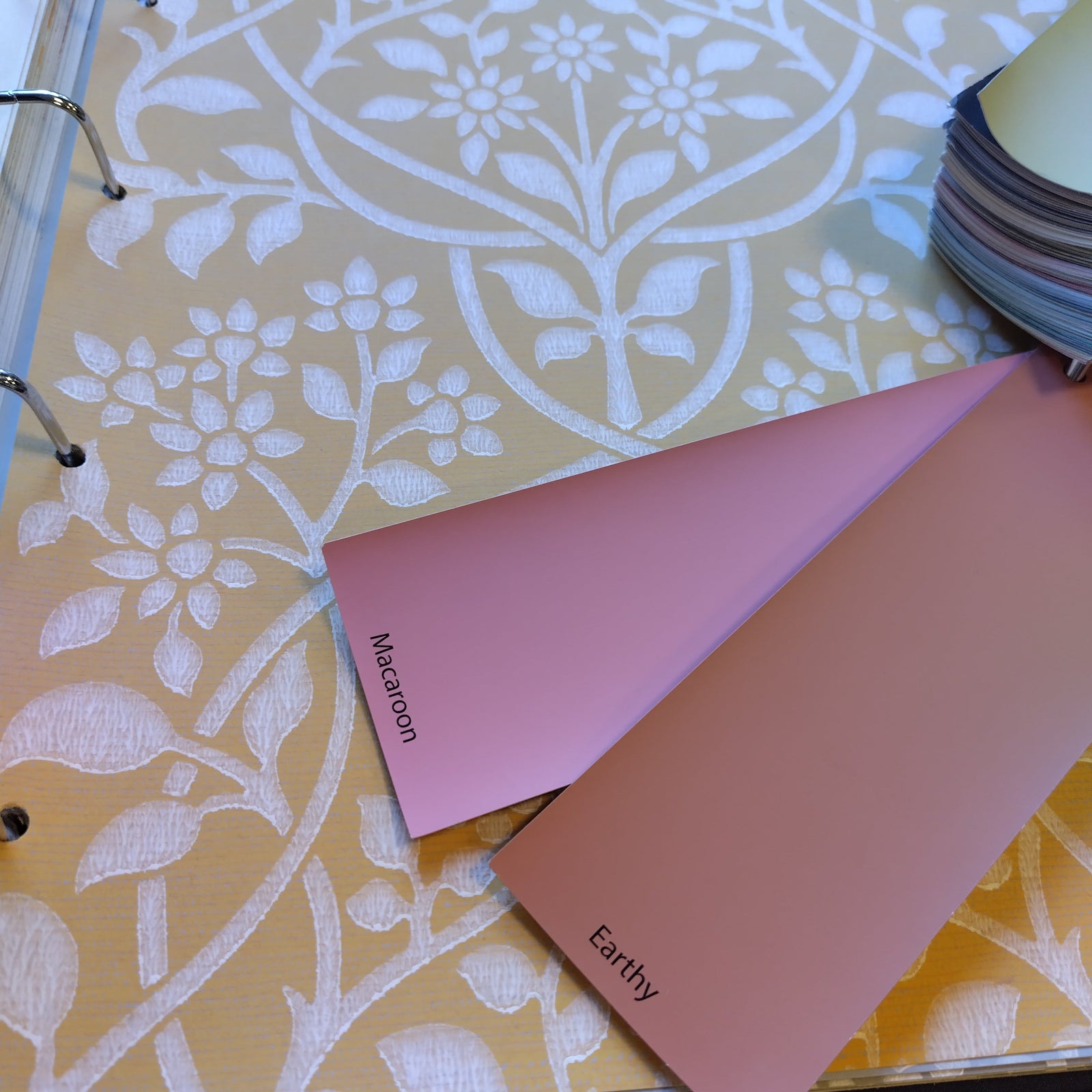 Sisustussuunnittelu ja tapetti ja seinämaali.