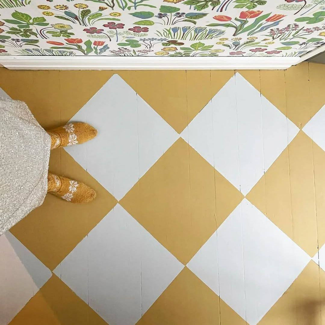 Puulattian maalaus ruutulattia. 