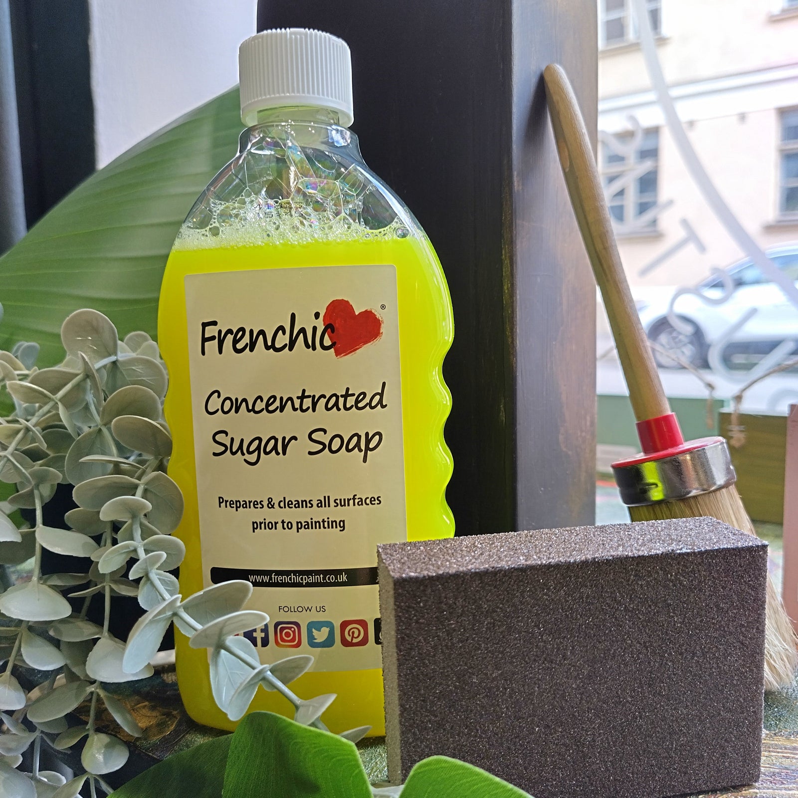 Maalipesuaine ja hiontasieni yhdessä Frenchic sarjasta. 