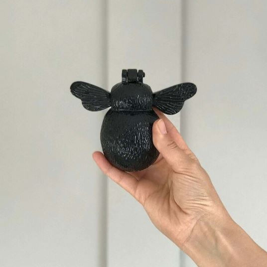 Kaunis. painava ja laadukas ovikolkutin, mehiläisen muotoinen Frenchic.