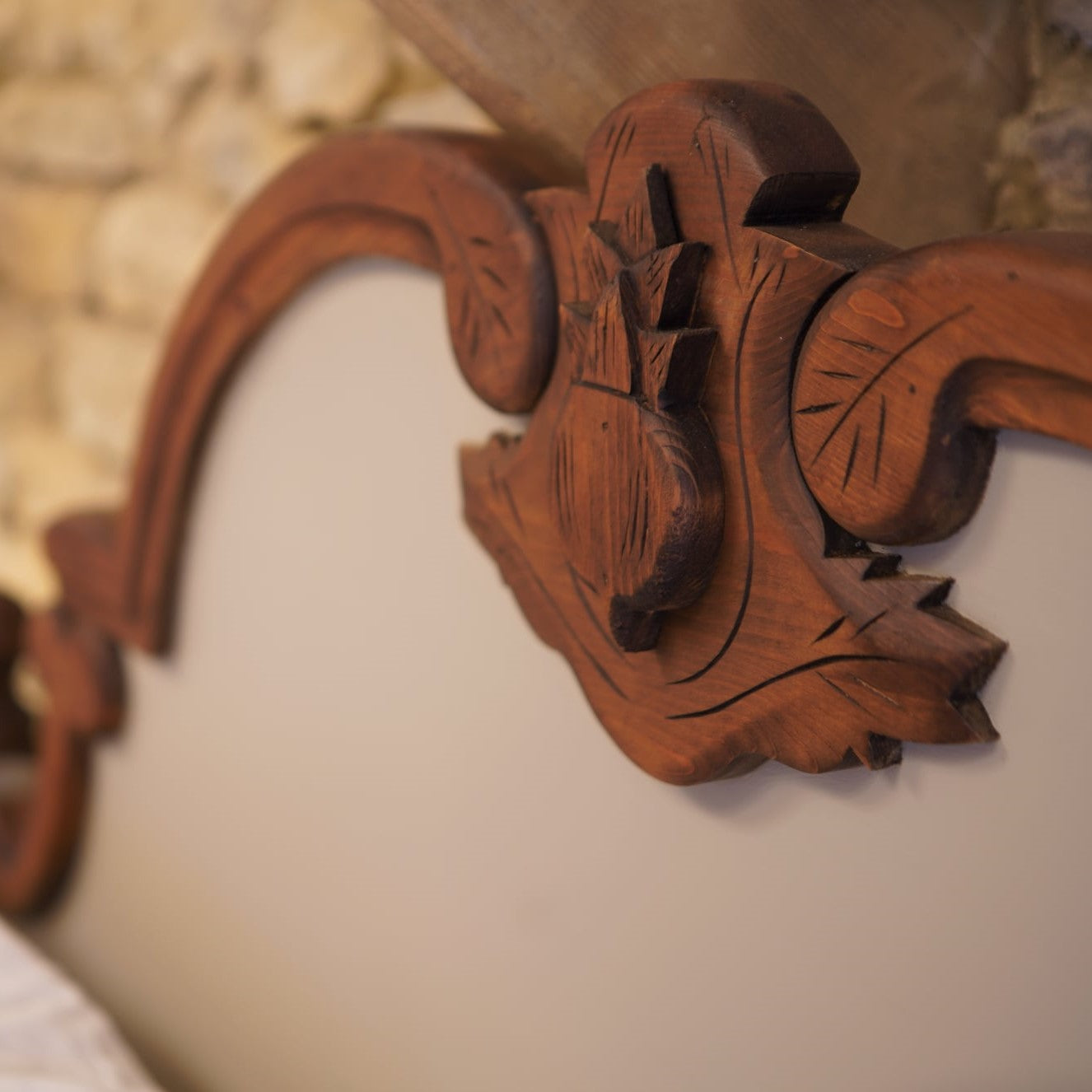 Ruskeaksi maalattu sänky Frenchic sarjan maaleilla. 