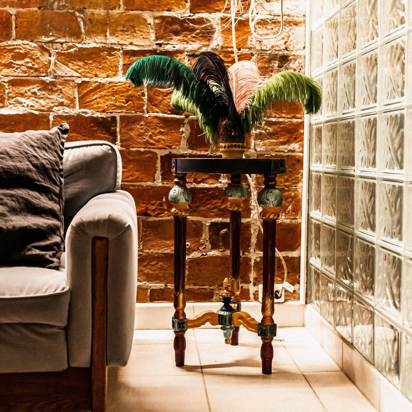 Nelio_varikas_poyta_maalattu_Frenchic-sarjan_maaleilla_ja_metallisavyilla