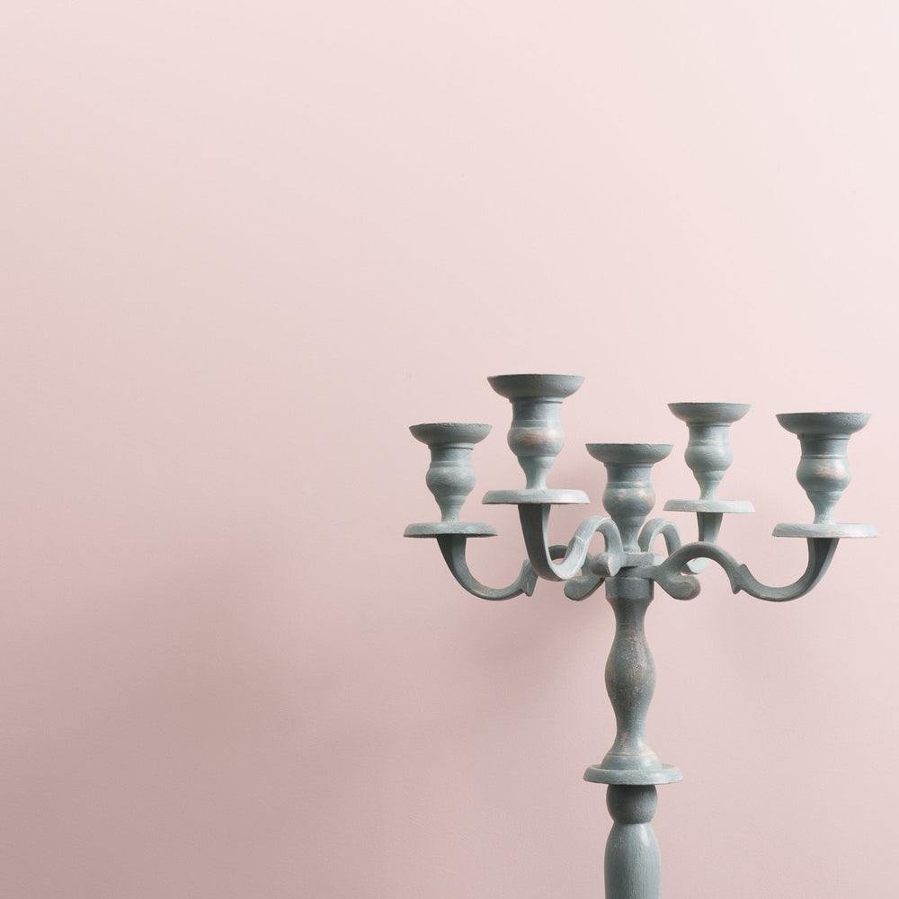 Pinky  on upea pastellinen pinkki Frenchic maalisävy, josta saat nyt Peel & Stick sävymallin kotiin, kun suunnittelet seuraavaa remonttia. 