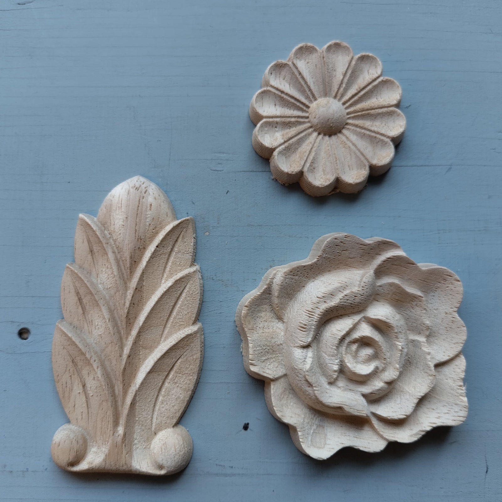 Puinen koriste ruusu. 