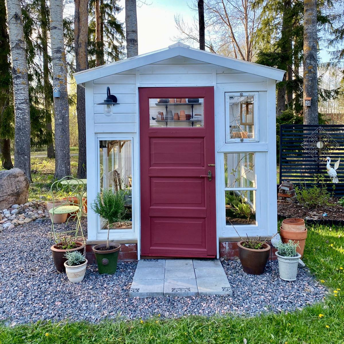 Punainen ovi kasvihuone Red Riad.