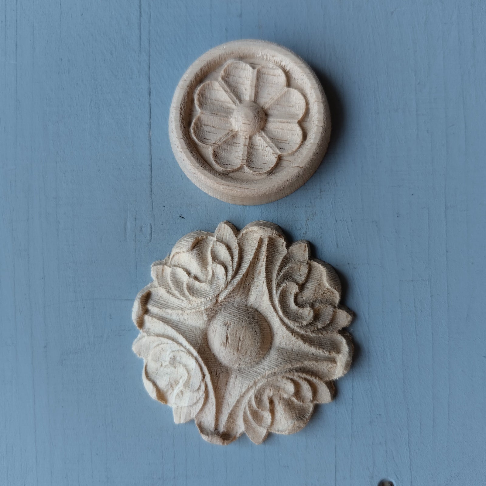 Puinen koristenappi. 