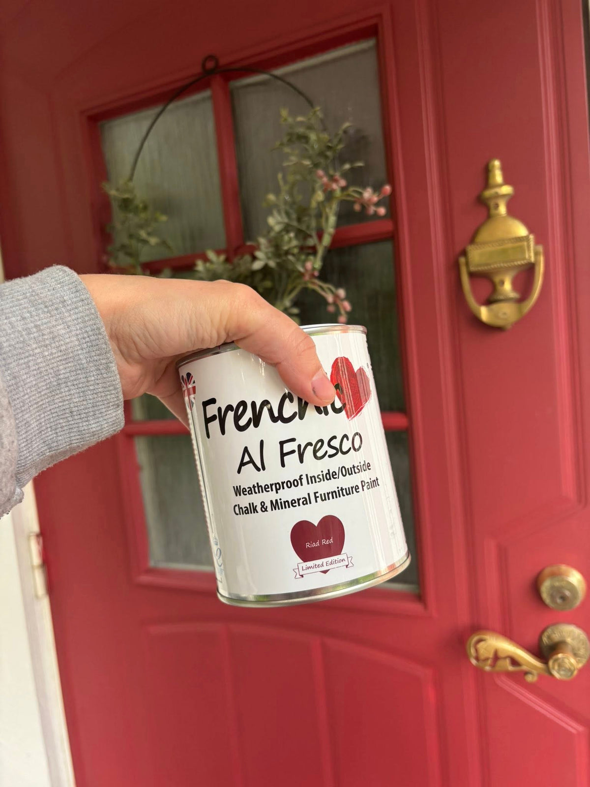 Ovi maaliksi kestävä Al Fresco ja punainen Riad red sävy. 