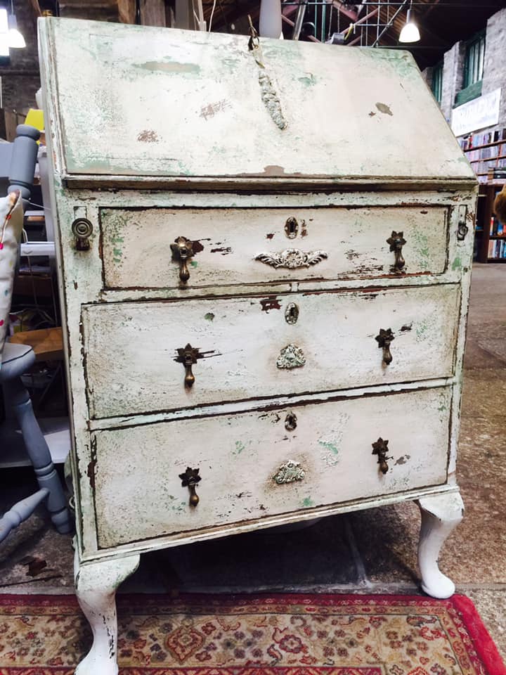 Shabby_Chic_kalustemaalaus_kalkkimaaleilla_Apple_of_My_Eye_Wedding_Cake_Kirkas_ja_ruskea_vaha_Frenchic_Paint