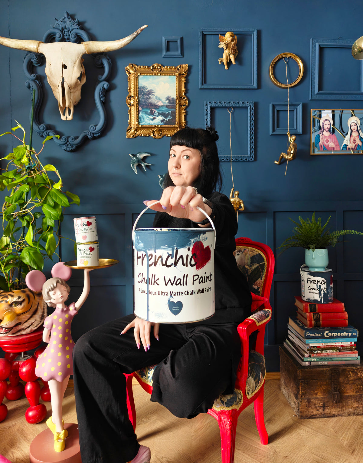 Tumma, mustikansininen matta seinämaali Frenchic sarjasta. 