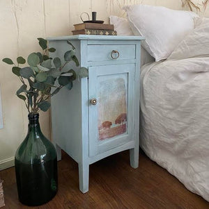 Sininen_maalattu_kaluste_yopoyta_pikkukaappi_Duckling_Frenchic_Paint_maalisarja