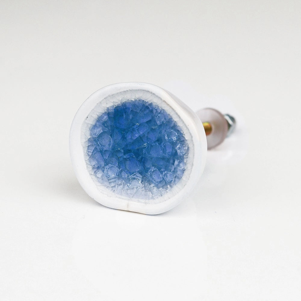 Sininen keraaminen kristalli nuppi kaapin oveen maalikaupasta. 