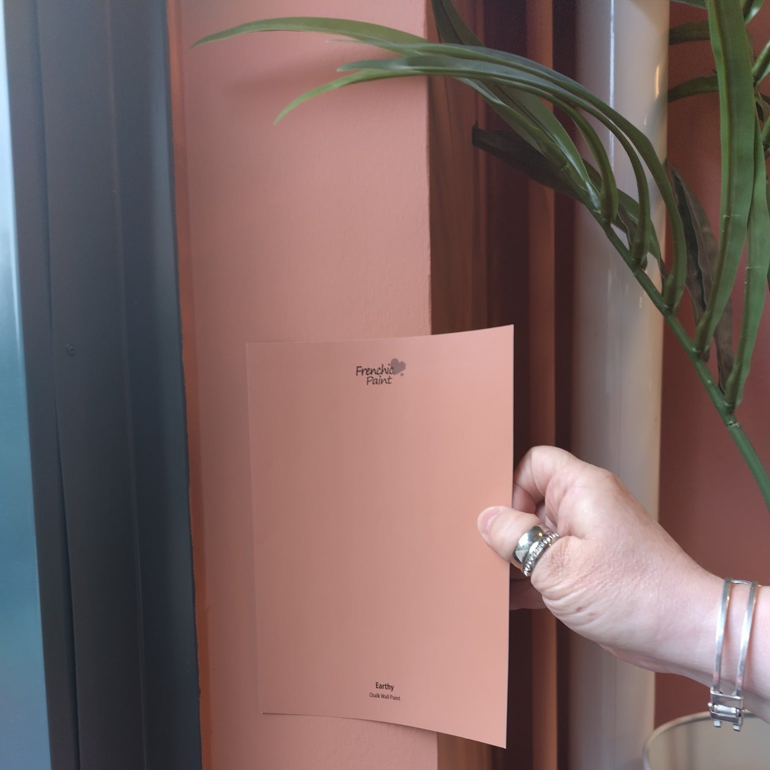 Oranssi tai terrakotta seinä ja ovimaali Earthy Frenchic.