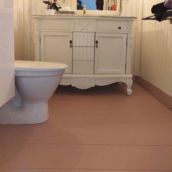 Maalattu vaaleanpunainen puulattia Frenchic maaleilla. 