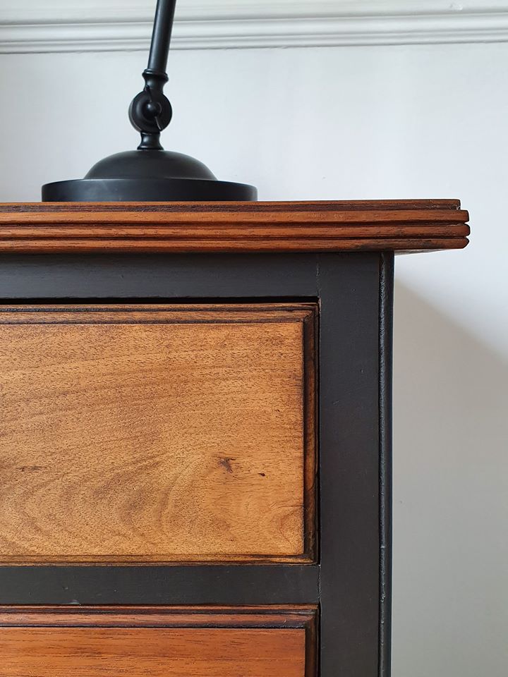 Frenchic kalustevaha on  mehiläisvahapohjainen puuvaha, joka on tarkoitettu huonekalujen viimeistelyyn, patinointiin ja puupintojen hoitoon. 