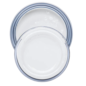 Puhdas valkoinen Whitey White on kellastumaton maalisävy Frenchic sarjasta. 