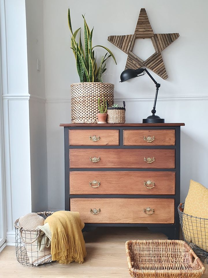 Frenchic kalustevaha on luonnonmukainen, mehiläisvahapohjainen puuvaha, joka on tarkoitettu huonekalujen viimeistelyyn, patinointiin ja puupintojen hoitoon. 