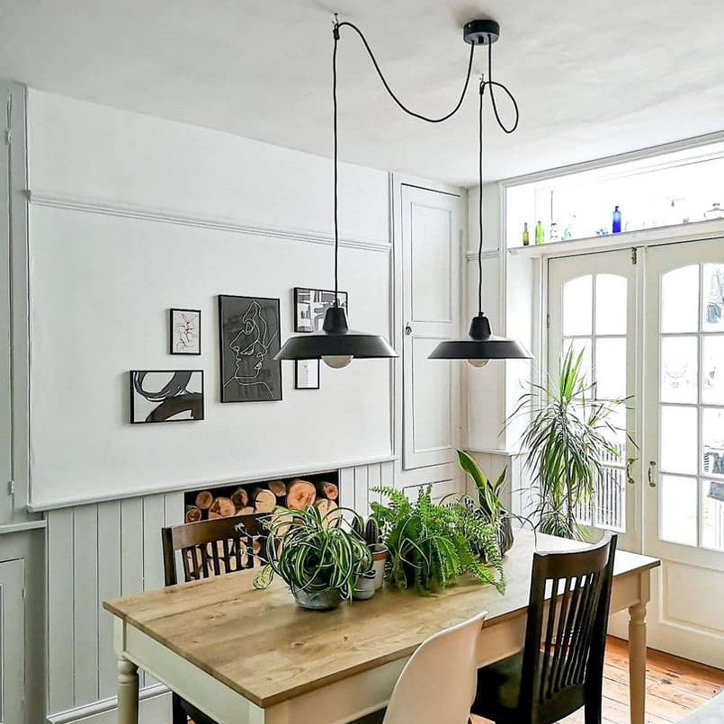 Valkoinen seinä ja paneeli maalattu Frenchic sarjan maaleilla. 