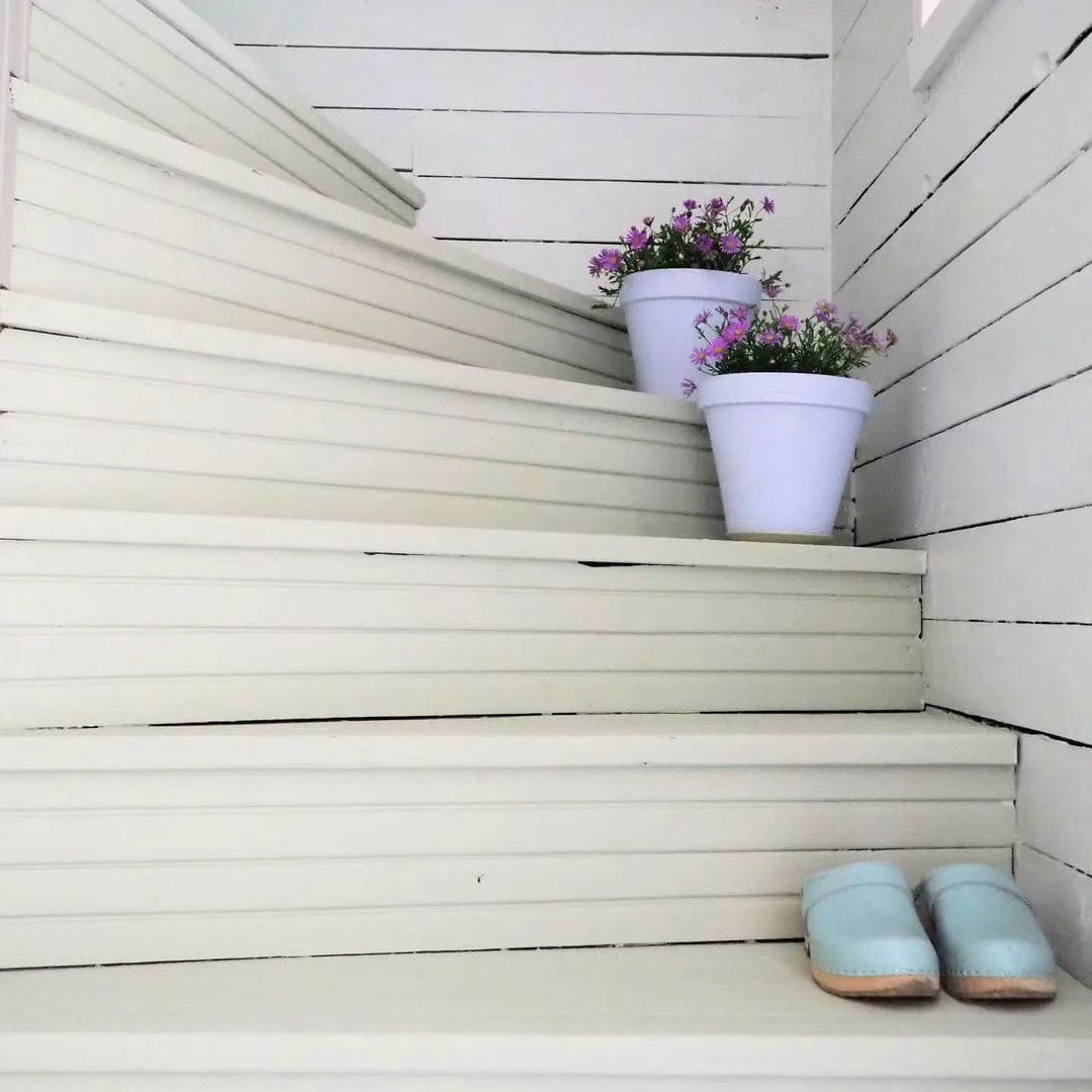 Puisten portaiden maalaus. Vihreät portaat. 