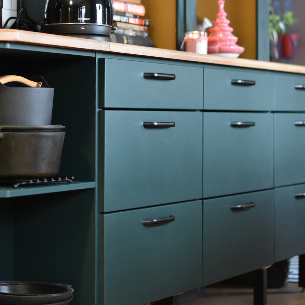 Vihreä keittiö, maalattu frenchic sarjan Stirling sävyllä. 