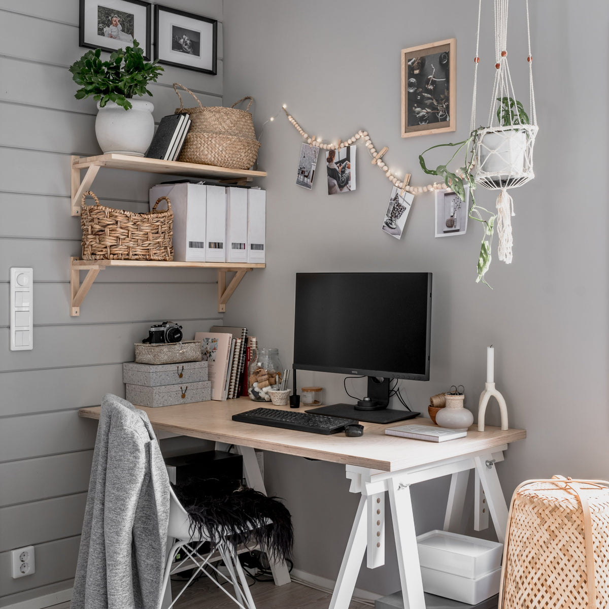 Hengittävä PELLAVAN SÄVYINEN FRENCHIC SEINÄMAALI, MAALATTU TYÖHUONE. 