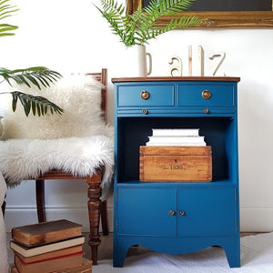 Vanha kaappi maalattu petroolin sävyisellä maalilla Frenchic sarjasta. Sävyn nimi on Steel Teal. 
