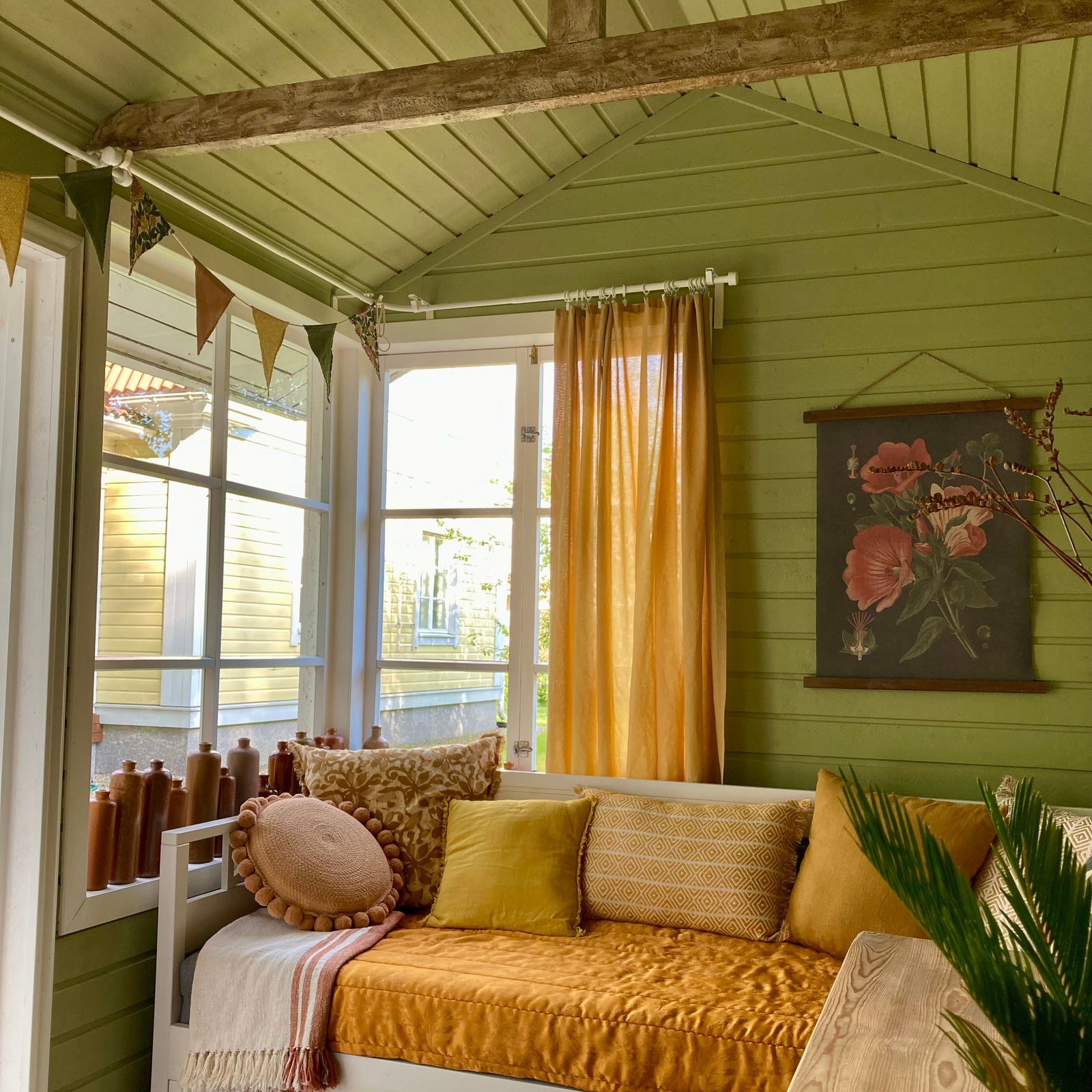 Huvimajan maalaus vihreä katto. 