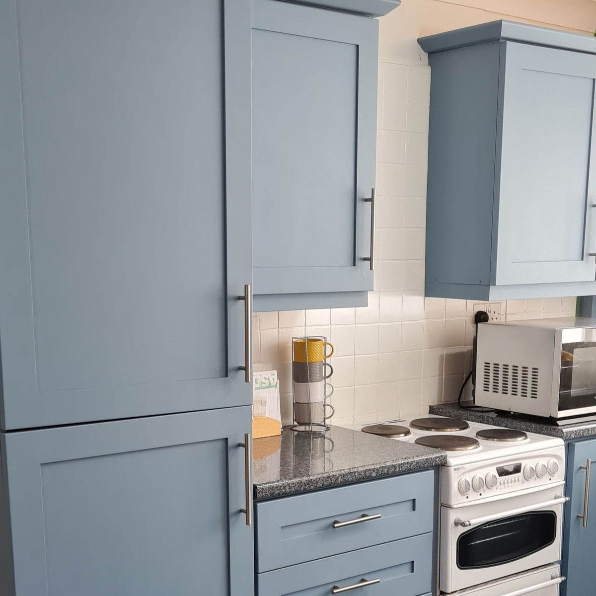 Maalattu keittiö sinisellä Ol Blue Eyes sävyllä, Al Fresco maalisarjasta. 