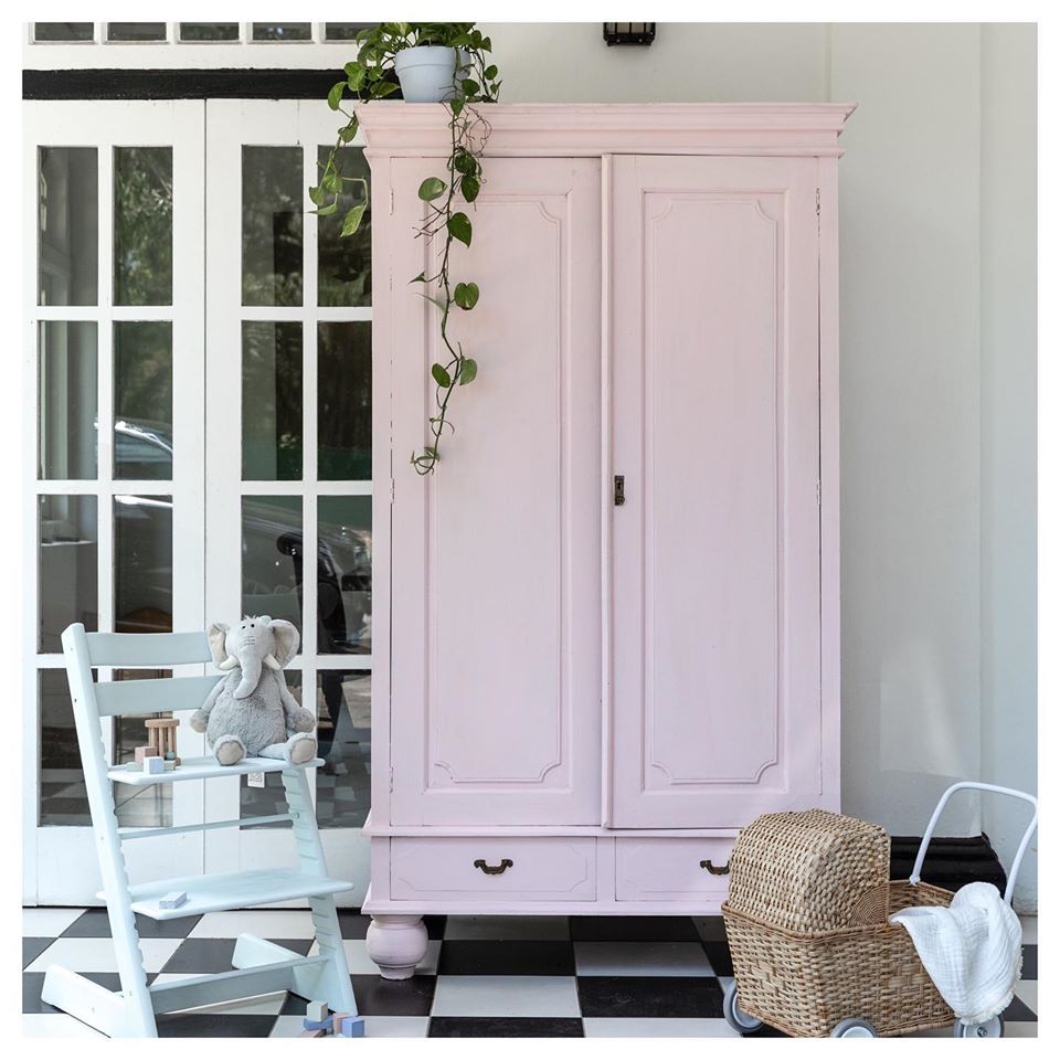 Vaaleanpunainen vanha maalattu vaatekaappi ja Stokke syöttötuoli  Frenchic sarja. 