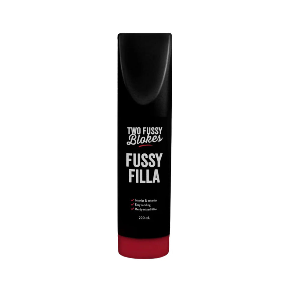 Fussy Filla on valmis käytettäväksi heti purkista. Se on sileä levittää, helppo hioa ja tehty kaikenlaisiin paikkauksiin ja korjaustöihin, pieniin ja suuriin remontteihin. Kätevä pieni purkki työhousujen sivutaskuun työmaalle. 