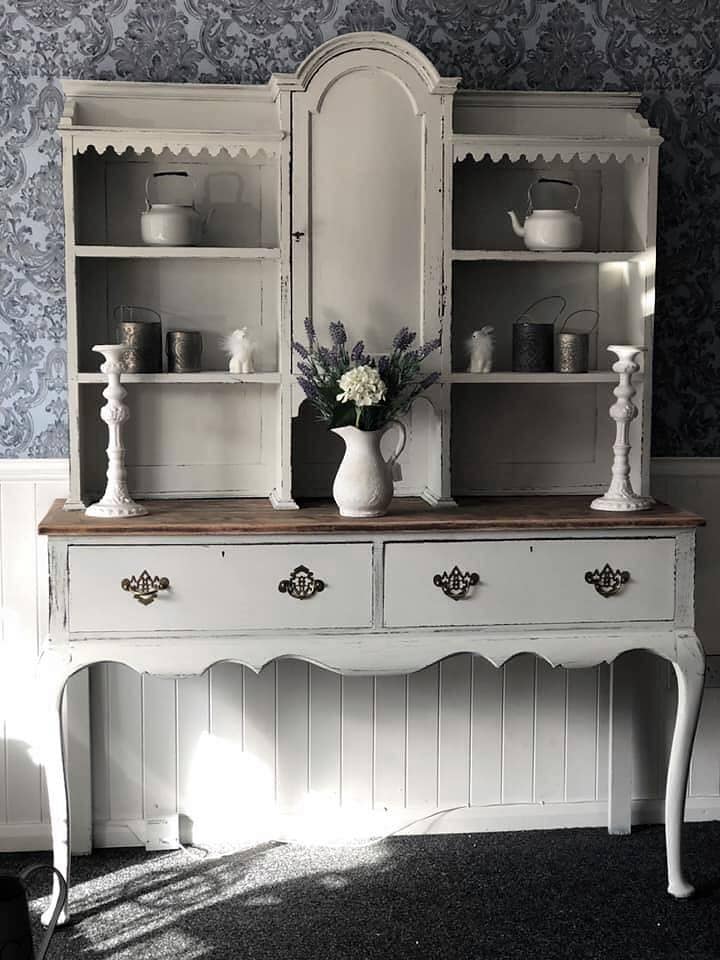 Vaalean harmaa Whistle on Frenchic sarjan kalustemaalisävy. 