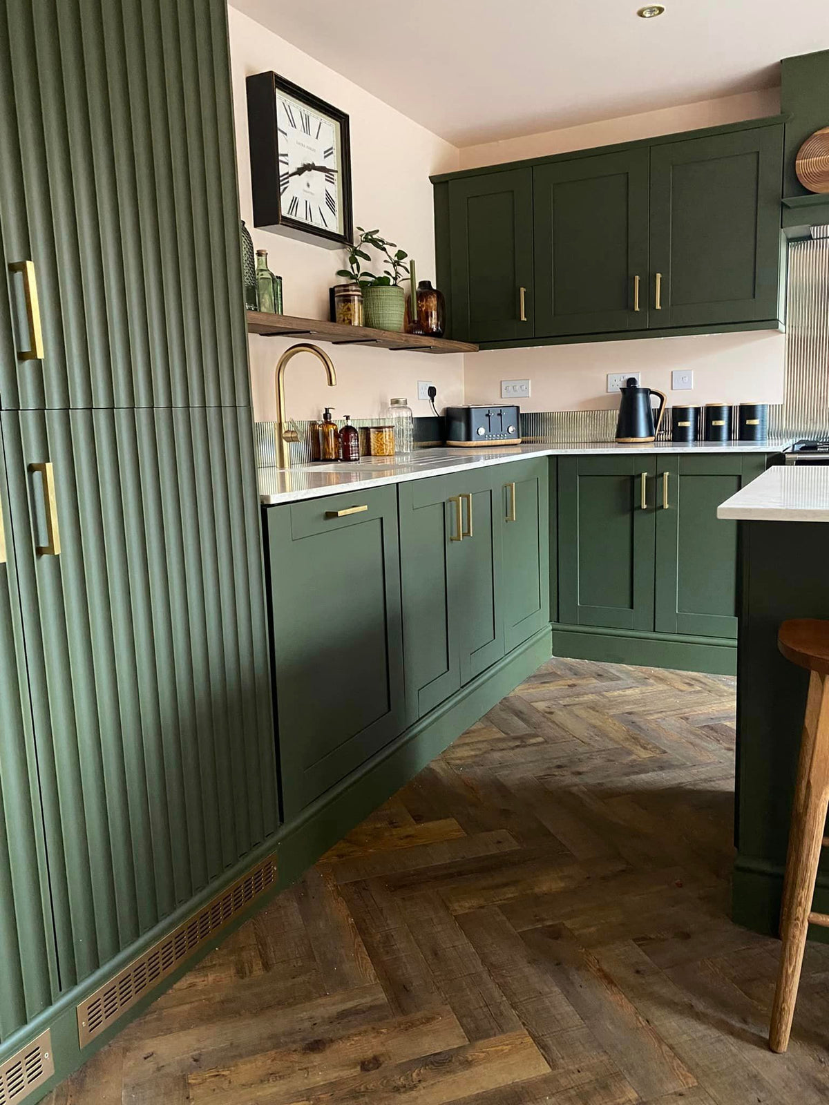 Sweetcheeks tuo ihanan pehmeän aamuruskon valon seinillesi! Kuvittele ne kaikki kauniit vaaleanpunaiset talot Venetsian kanaalin rannalla tai se herkkä ruusunsävy, jossa voi nähdä häivähdyksen vaaleaa lohenpunaista. 