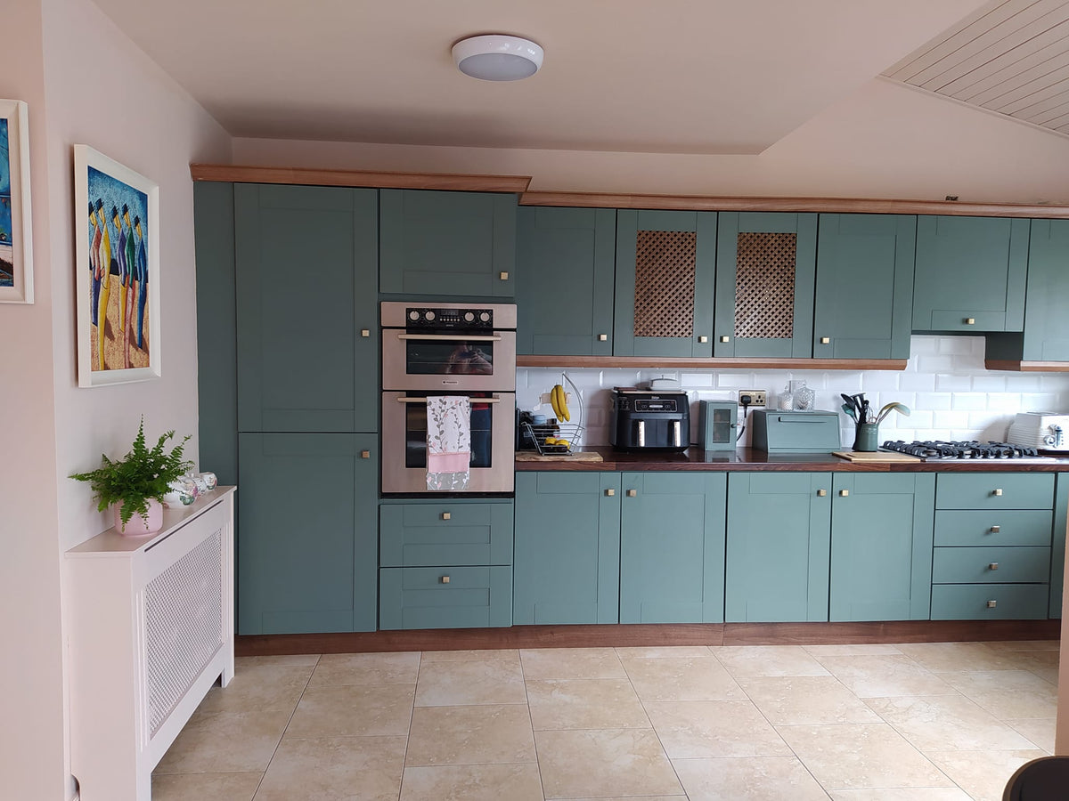 Eucalyptuksen vihreä maali sävy Steaming Green on Rento vihreä, jossa on jotain tuttua ja perinnetunnelmallista. Erittäin monipuolinen sävy, joka sopii hyvin sekä nykyaikaisiin että perinteisiin tiloihin. 