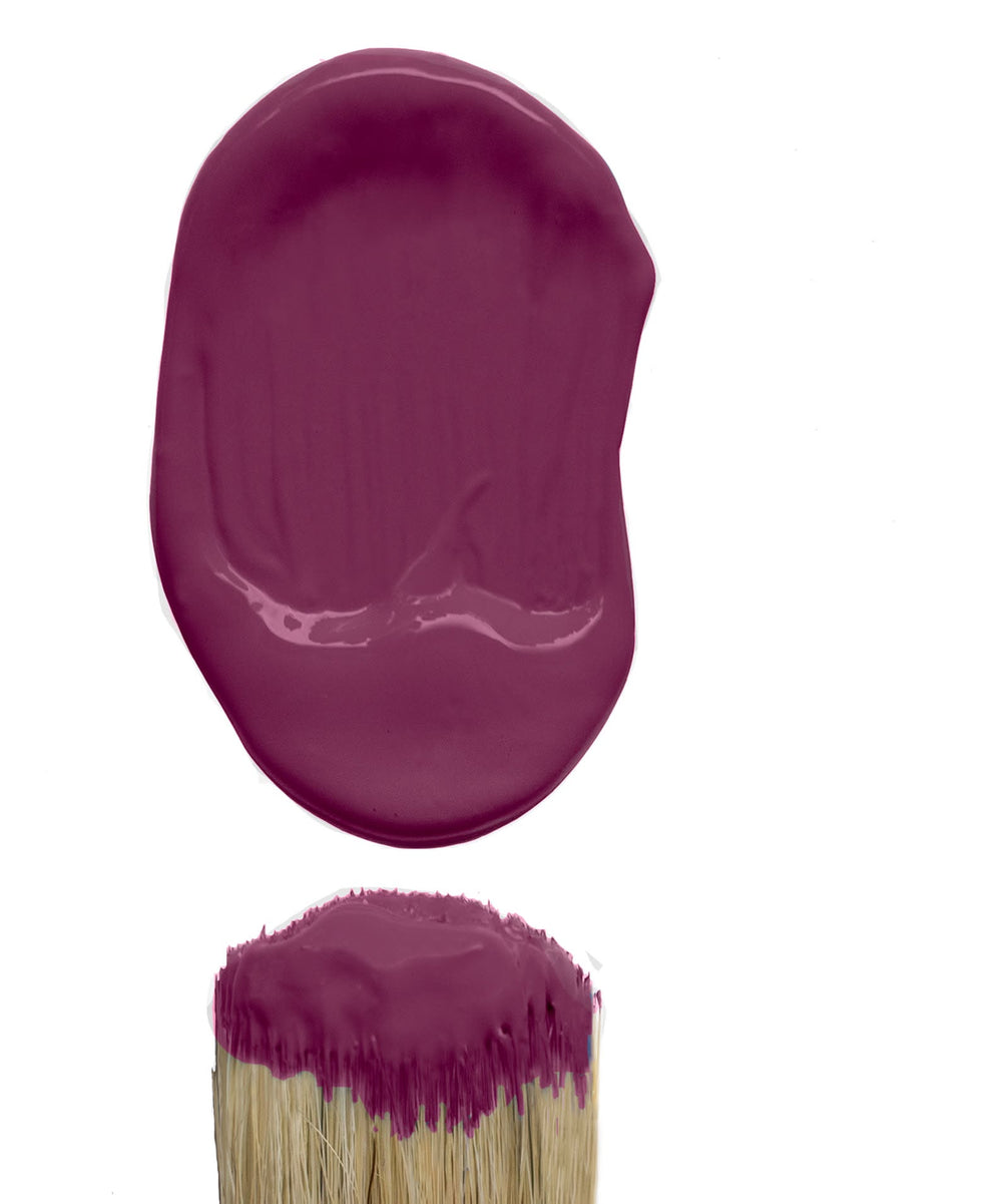 Purppurainen ja rohkea Plum Pudding. Tässä kalustemaalisävyssä on hieman punaista luumua. Poikkeuksellisen upea ja sielukas viininpunainen sävy.