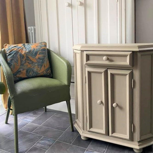 Vahallinen Beige kalkkimaali Lazy Range, Funky Dora sävy Frenchic Paint sarjasta. 